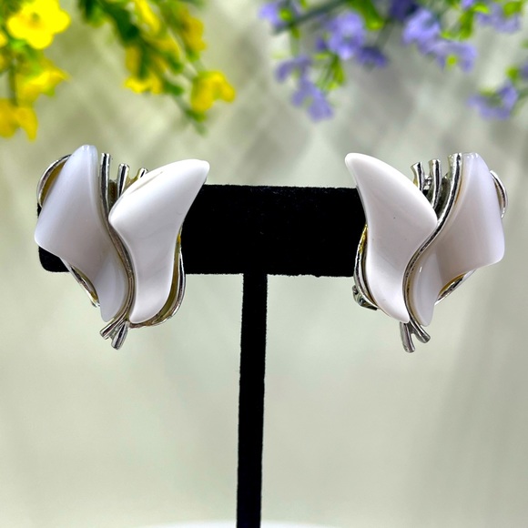 Mid Century Arthur Pepper Signed Vintage White Acrylic Abstract Clip On Earrings - Picture 4 of 12